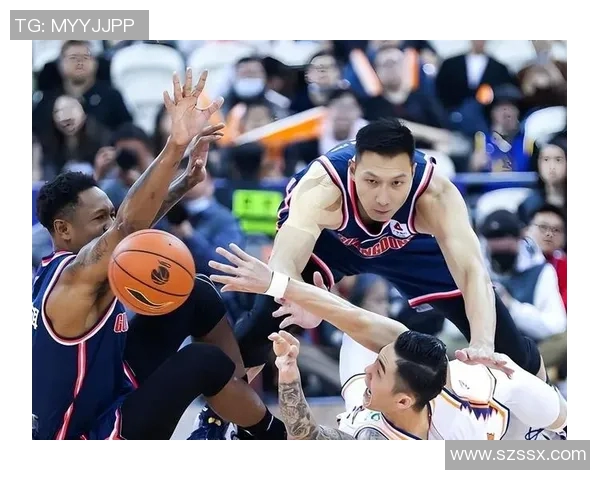 篮球明星强势扣篮震碎篮球板引发全场惊叹瞬间回顾